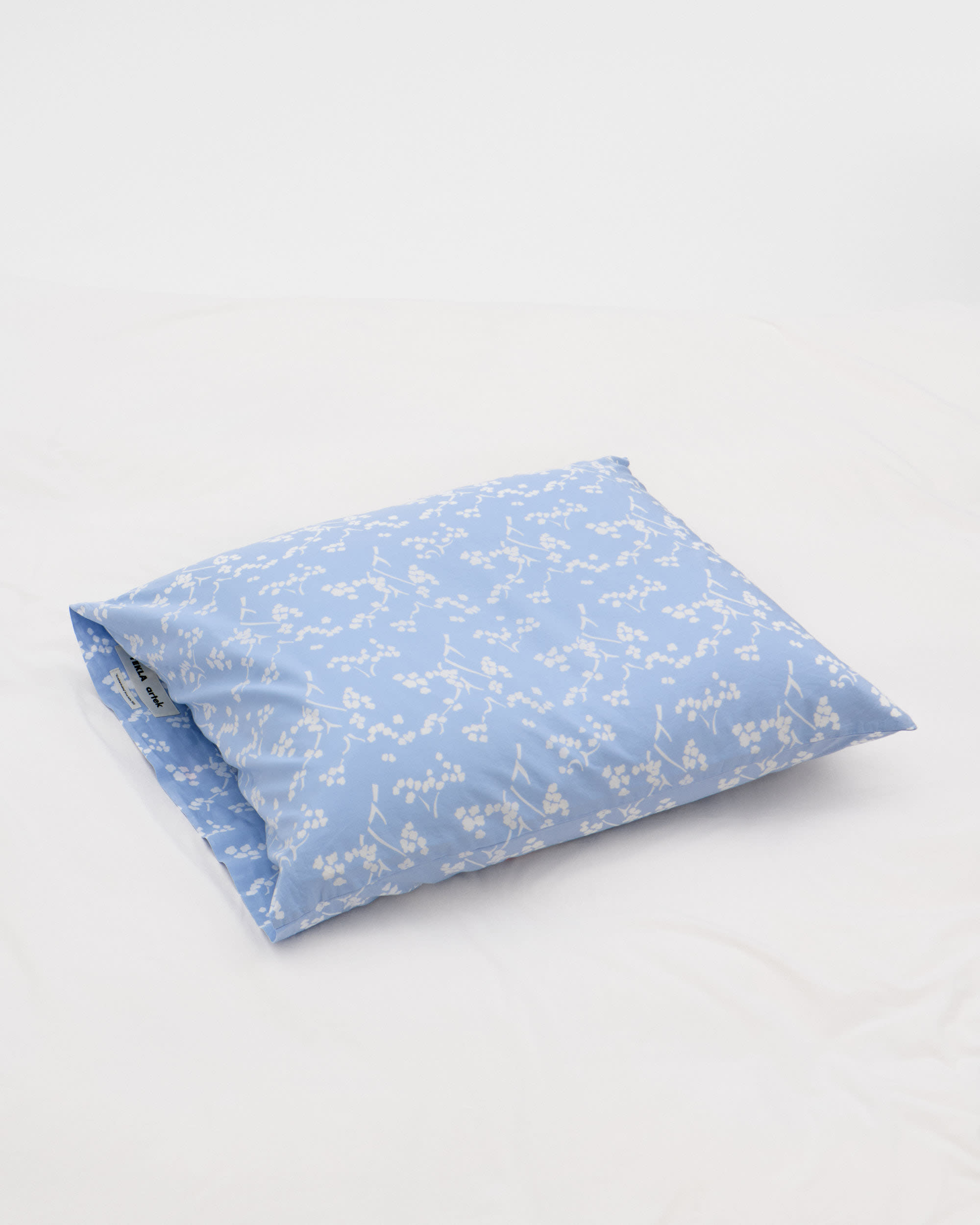 Percale pillow sham - Kirsikankukka Blue