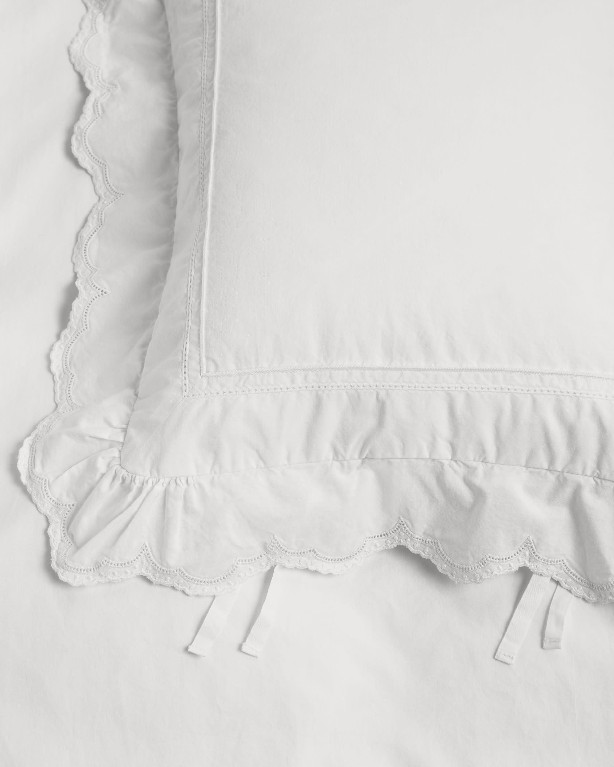  Madeleine decorative pillow